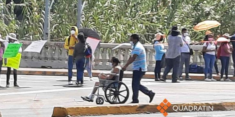 Afectan movilidad de personas con bloqueo en el crucero de Fonapas