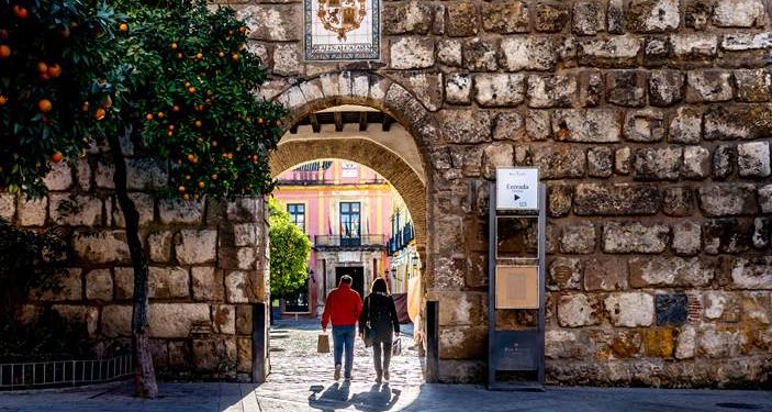 Archivo - Pocas personas en la salida  del Alcanzar, en el primer día del puente de la constitución, donde debido a las restricciones impuesta por la Junta de Andalucía debido a la  pandemia del Covid-19, la ciudad se ha quedado sin turistas. Sevilla a 05
