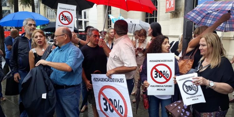Agencias de viajes protesta Olmos by Gerardo Fornasero