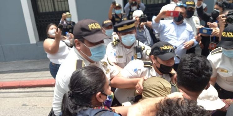 Agentes de la PNC se enfrentan a manifestantes frente al Congreso – Prensa Libre