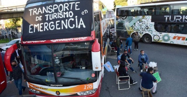 Ahora . Protesta de transportistas de turismo contra los límites a los viajes grupales