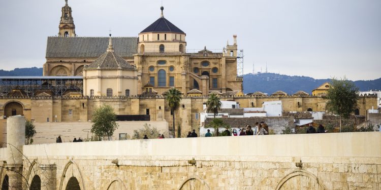 Puente romano y Mezquita. - José León.