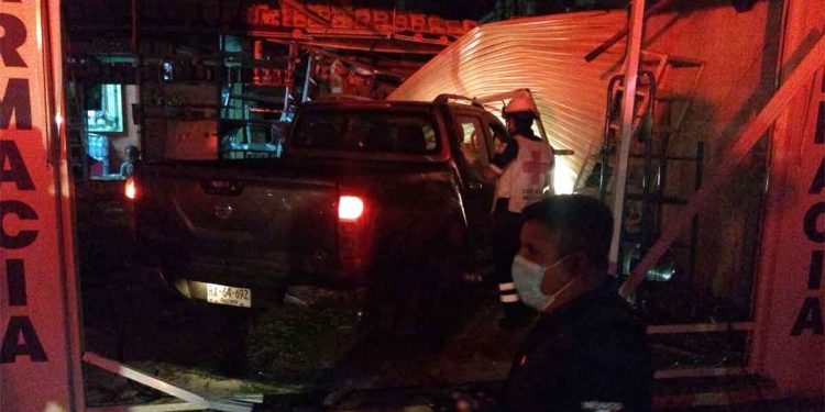 Atraviesa pared de farmacia y lesiona al velador que dormía