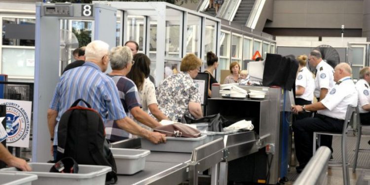 Aumentan viajes para recibir vacunas en USA