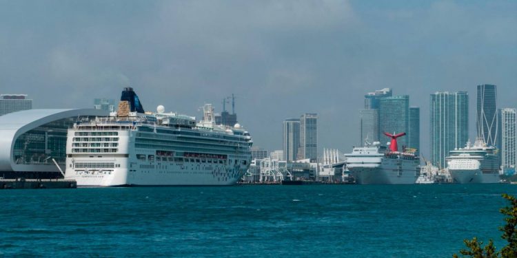 Autoridades sanitarias de EEUU pueden autorizar cruceros desde mitad de julio