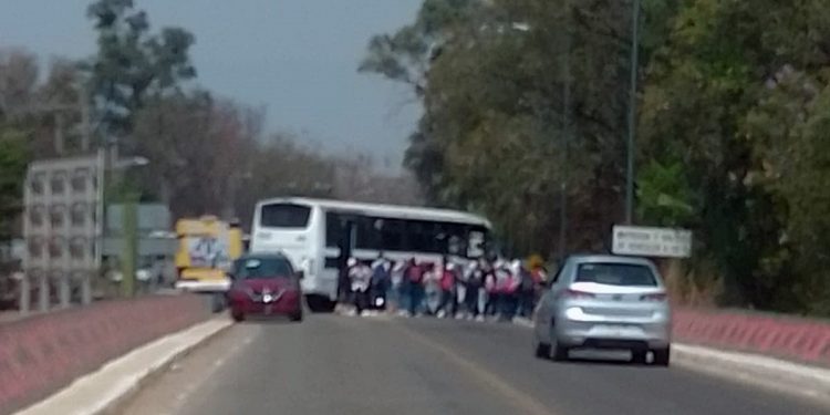 Bloquean crucero del Aeropuerto de Oaxaca