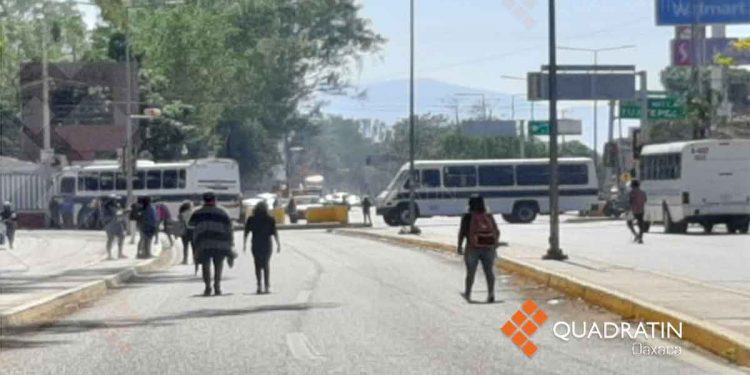 Bloquean crucero en Santa Lucía del Camino
