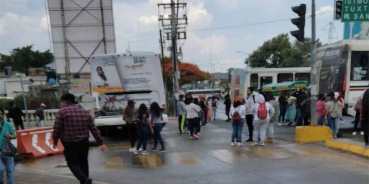 Bloquean el crucero de Fonapas en la ciudad de Oaxaca