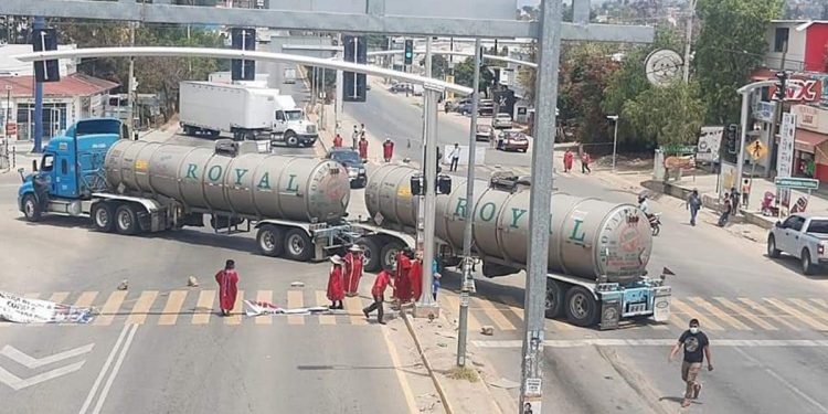 Bloquean por segundo día crucero de Hacienda Blanca en Oaxaca