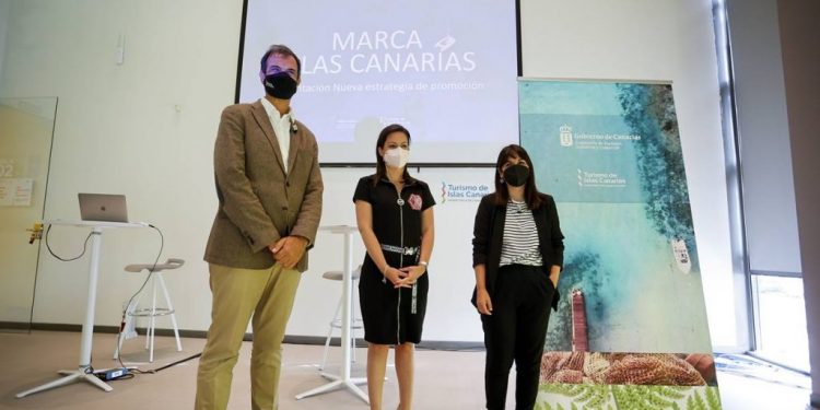 Imagen de la consejera de Turismo, el gerente de promotur y la directora de proyectos de Branding, durante la rueda de prensa                  de presentación de la nueva estrategia. DA