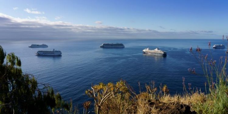 Canarias, refugio de cruceros a la espera de que escampe