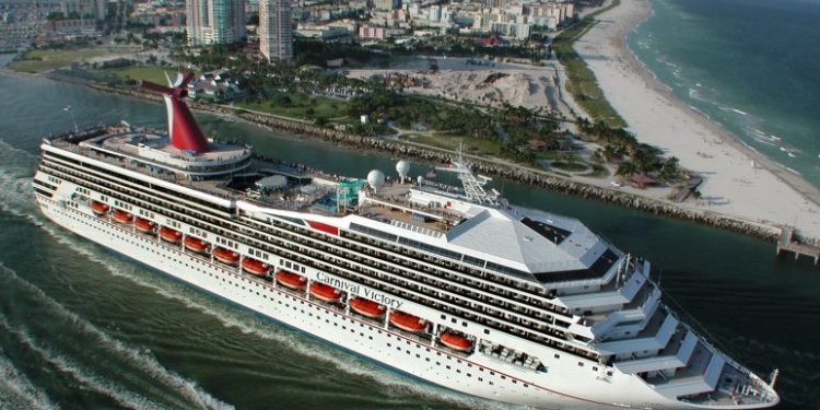 El Carnival Victory saliendo del puerto de Miami, su principal base en EEUU. Foto: Archivo