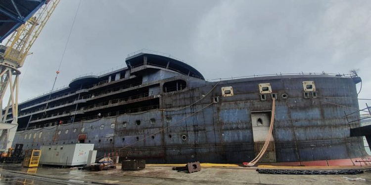 Casco del Seabourn Venture arriba a Génova