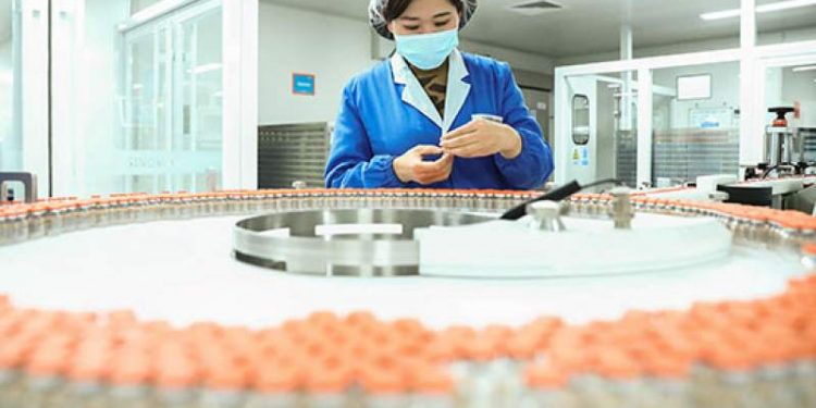 China reconoce baja efectividad en sus vacunas