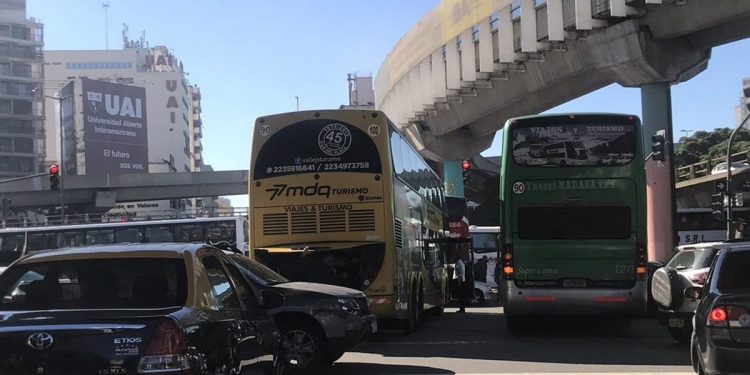 Choferes de micros de larga distancia protestan contra la prohibición de viajes grupales