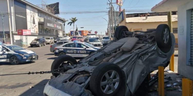 Choque y volcadura deja a una menor con lesiones graves en Culiacán