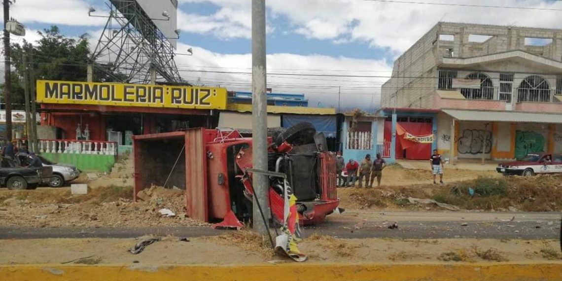 Cinco heridos, preliminar de choque entre auto y volteo en Oaxaca