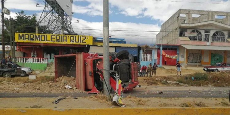 Cinco heridos, preliminar de choque entre auto y volteo en Oaxaca