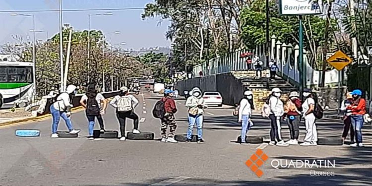 Con autobuses urbanos bloquean crucero en Oaxaca