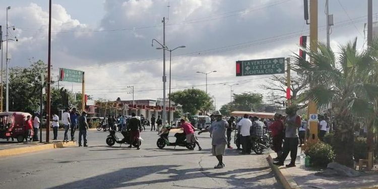 Con bloqueo, músicos de Juchitán piden apoyo económico