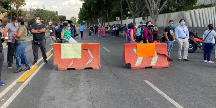 Con protestas y bloqueos, médicos privados de CDMX exigen ser vacunados