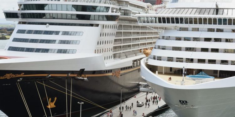 Congresistas buscan que se dé luz verde para viajes internacionales y se reabran los cruceros