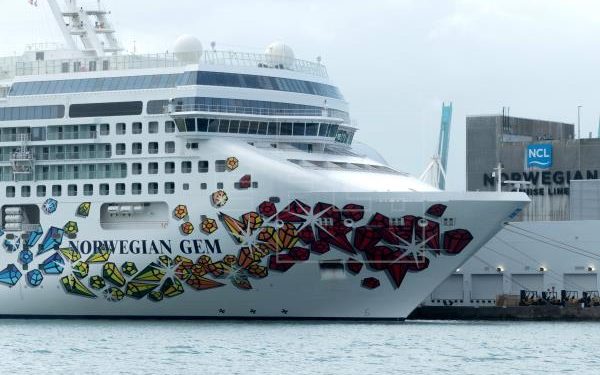 Congresistas de EE.UU. buscan con nueva ley reactivación de cruceros en julio