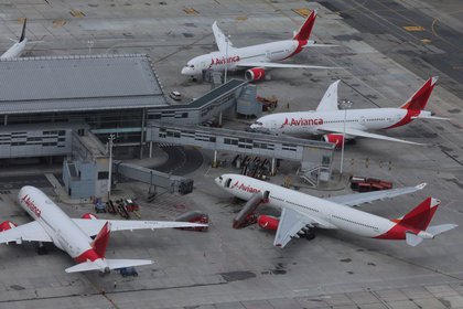 Foto de archivo. Una vista aérea muestra aviones de la aerolínea Avianca estacionados en el Aeropuerto Internacional El Dorado en Bogotá, Colombia, 7 de abril, 2020. REUTERS/Luisa González