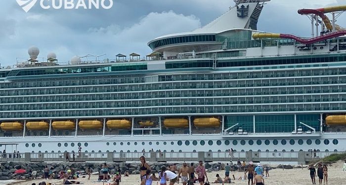 Cruceros Carnival advierte que sacará sus barcos de EEUU si no puede reanudar operaciones