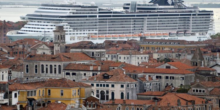 Cruceros: Italia prohibirá a los grandes buques atracar en Venecia | Internacional