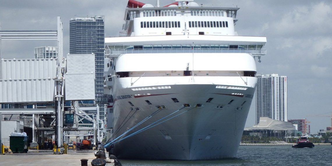 Cruceros y autoridades discrepan sobre uso de documento de vacunación