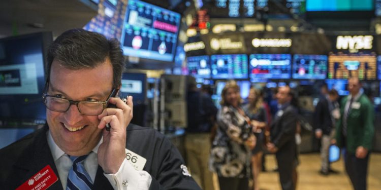 Un operador en el piso de la bolsa de Nueva York en 2013. REUTERS/Lucas Jackson