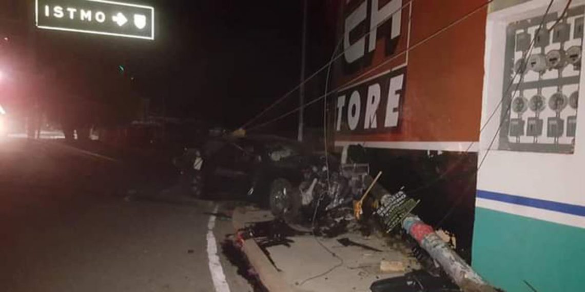 Derriba poste y se estrella contra pared en el crucero de Tlalixtac