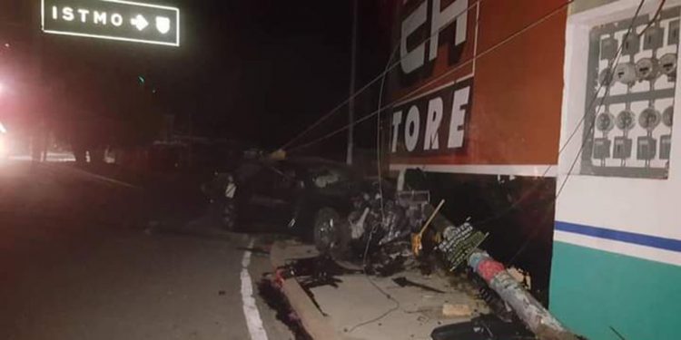 Derriba poste y se estrella contra pared en el crucero de Tlalixtac