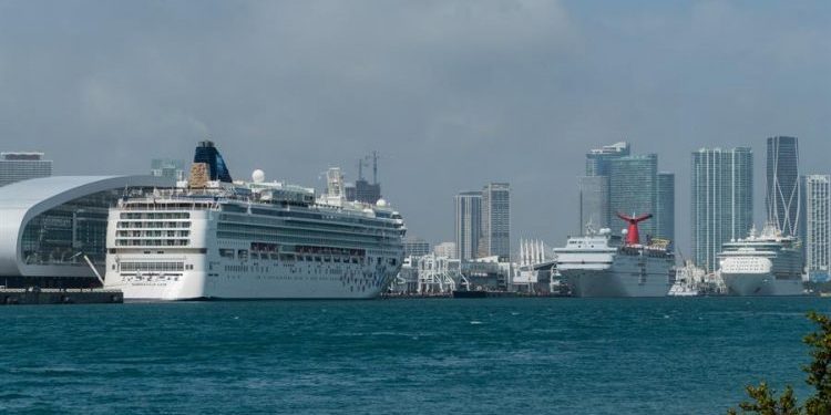 EE. UU. mantiene recomendación de evitar viajes de placer en cruceros