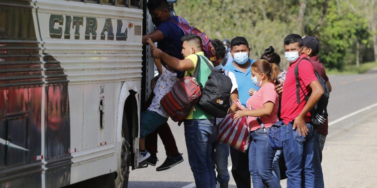 EU autoriza realizar viajes locales a personas que ya están vacunadas contra la COVID-19