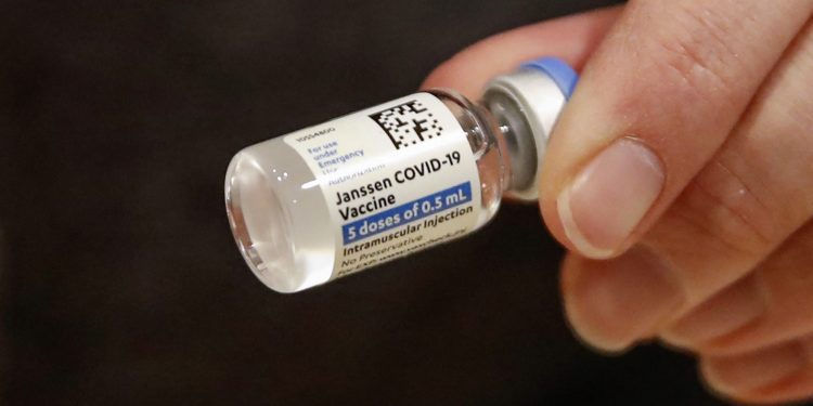 EU pide suspender vacuna Johnson & Johnson por casos de coágulos