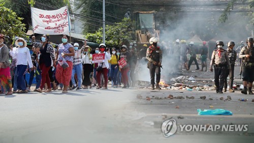 El Gobierno surcoreano podría considerar prohibir los viajes a Myanmar si empeoran los disturbios - 1