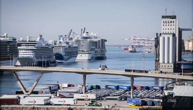 foto XAVIER CERVERA 02/08/2019 port (puerto) de barcelona, desde wtc (world trade center) El puerto de Barcelona (en catalán Port de Barcelona) es un puerto marítimo español, situado en el noreste de la península ibérica junto al mar Mediterráneo, encajado entre la nueva desembocadura del río Llobregat y el barrio de La Barceloneta en la ciudad de Barcelona. Está gestionado por la Autoridad Portuaria de Barcelona, perteneciente a Puertos del Estado.1​ El puerto de Barcelona se puede dividir en: el puerto comercial (principalmente carga contenerizada), el puerto ciudadano (cruceros, ferris, zonas de ocio, el Port Vell), el puerto energético y el puerto logístico. Cada una de estas actividades dispone de un espacio propio y segregado de las otras, con instalaciones y personal especializado. En cuanto al transporte de personas, es el mayor puerto del Mediterráneo en tráfico de cruceros y el cuarto del mundo solo por detrás de los puertos del Caribe. Gran cantidad de cruceros que operan por el Mediterráneo tienen como base el Puerto de Barcelona, entre ellos el Liberty of the Seas, el crucero más grande que opera actualmente en el Mediterráneo. El grupo Royal Caribbean anunció que en septiembre de 2014 el Oasis of the Seas realizaría tres cruceros por el Mediterráneo y, a partir de la temporada de verano de 2015, el Allure of the Seas —crucero más grande del mundo— realizaría también cruceros semanales por el Mediterráneo, ambos teniendo el Puerto de Barcelona como puerto base