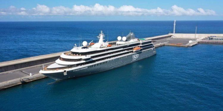 El Puerto de Vueltas en Valle Gran Rey recibe el primer crucero postcovid