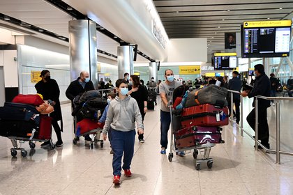 Viajeros en el aeropuerto londinense de Heathrow. EFE/EPA/ANDY RAIN/Archivo
