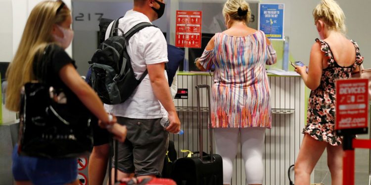 El Reino Unido ultima una lista de los países a los que podrán viajar los británicos en verano sin tener que pasar después la cuarentena | Sociedad