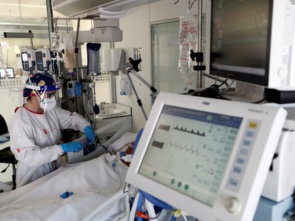 Una enfermera de la UCI del Complejo Hospitalario de Navarra atiende a un paciente ingresado en la Unidad de Cuidados Intensivos. EFE/ Jesús Diges
