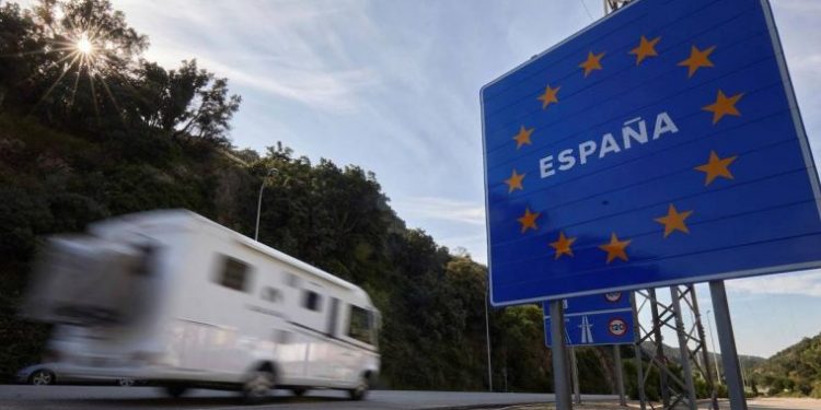 España reabre sus fronteras el domingo con la esperanza de relanzar la temporada turística