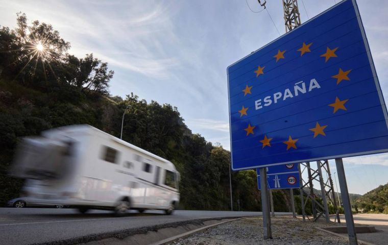 España reabre sus fronteras el domingo con la esperanza de relanzar la temporada turística