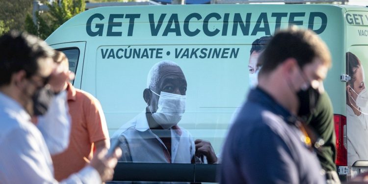 Estados Unidos permite a vacunados hacer viajes “con bajo riesgo”