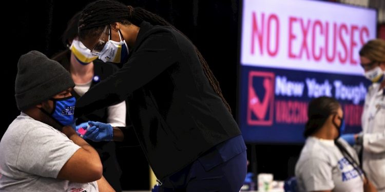 vacuna contra el coronavirus, estadounidenses sin mascarillas