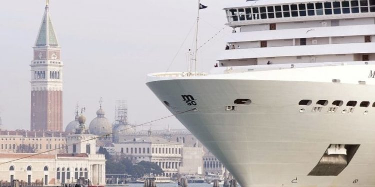 Crucero eclipsando Venecia