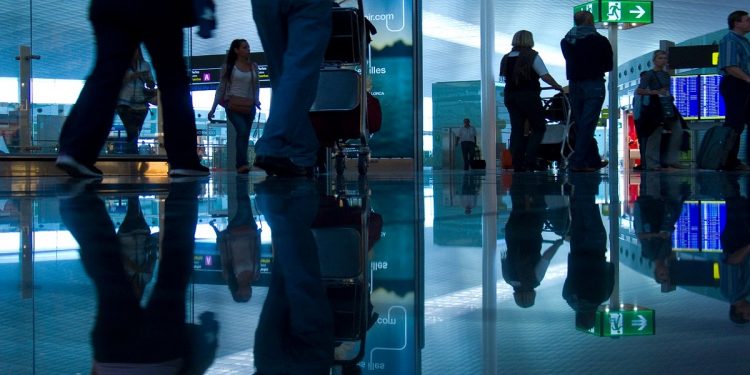 Febrero cayó en 74.7% en viajes internacionales: IATA