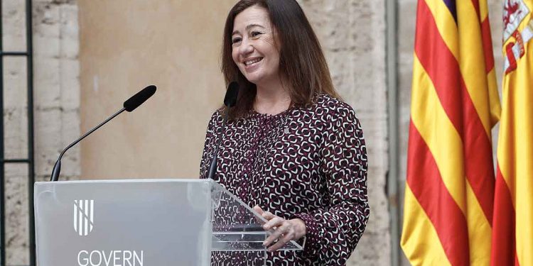 Francina Armengol condena al turismo de cruceros al dejarles sin protocolo por el Covid